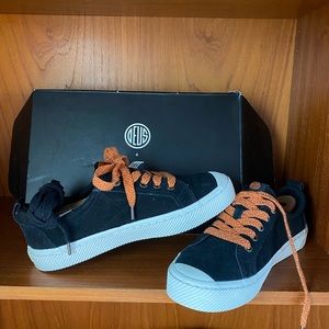 The Cariuma + Deus Ex Machina collaborative sneaker.